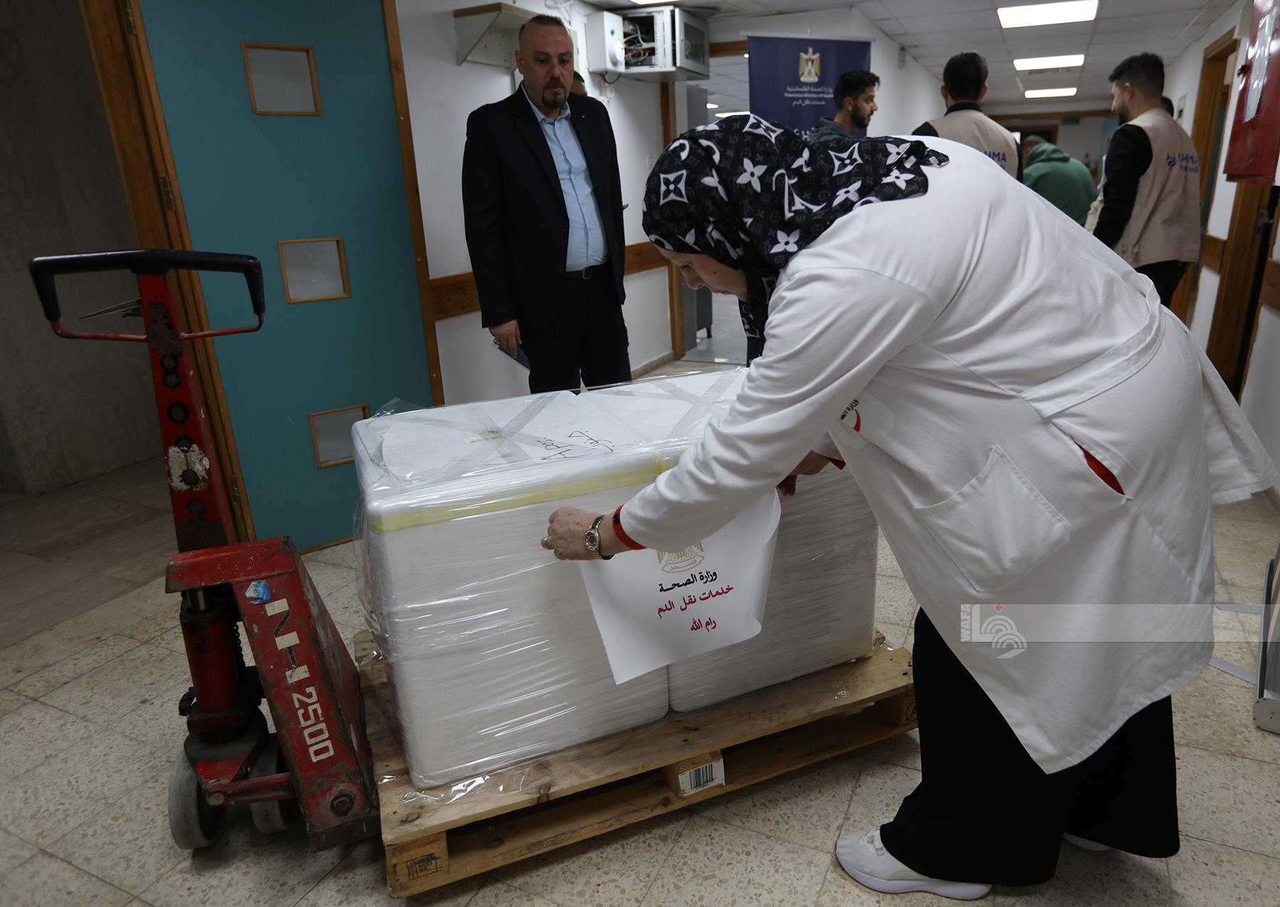 وزارة الصحة تسلم أكثر من 2500 وحدة دم لنقلها إلى قطاع غزة في ختام الجولة الثالثة من حملة "دمنا واحد" (تصوير: حذيفة سرور/وفا)